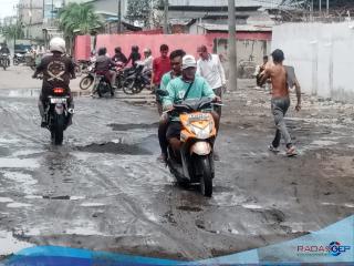 Jalannya Rusak, Uang Kutipan Depan Pintu Gerbang PPSB Dan Sewa Lapak Peruntukannya Untuk Apa?